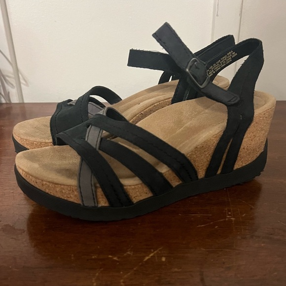 Earth Origins Black Strappy Wedge Sandals size 6 - Picture 1 of 6